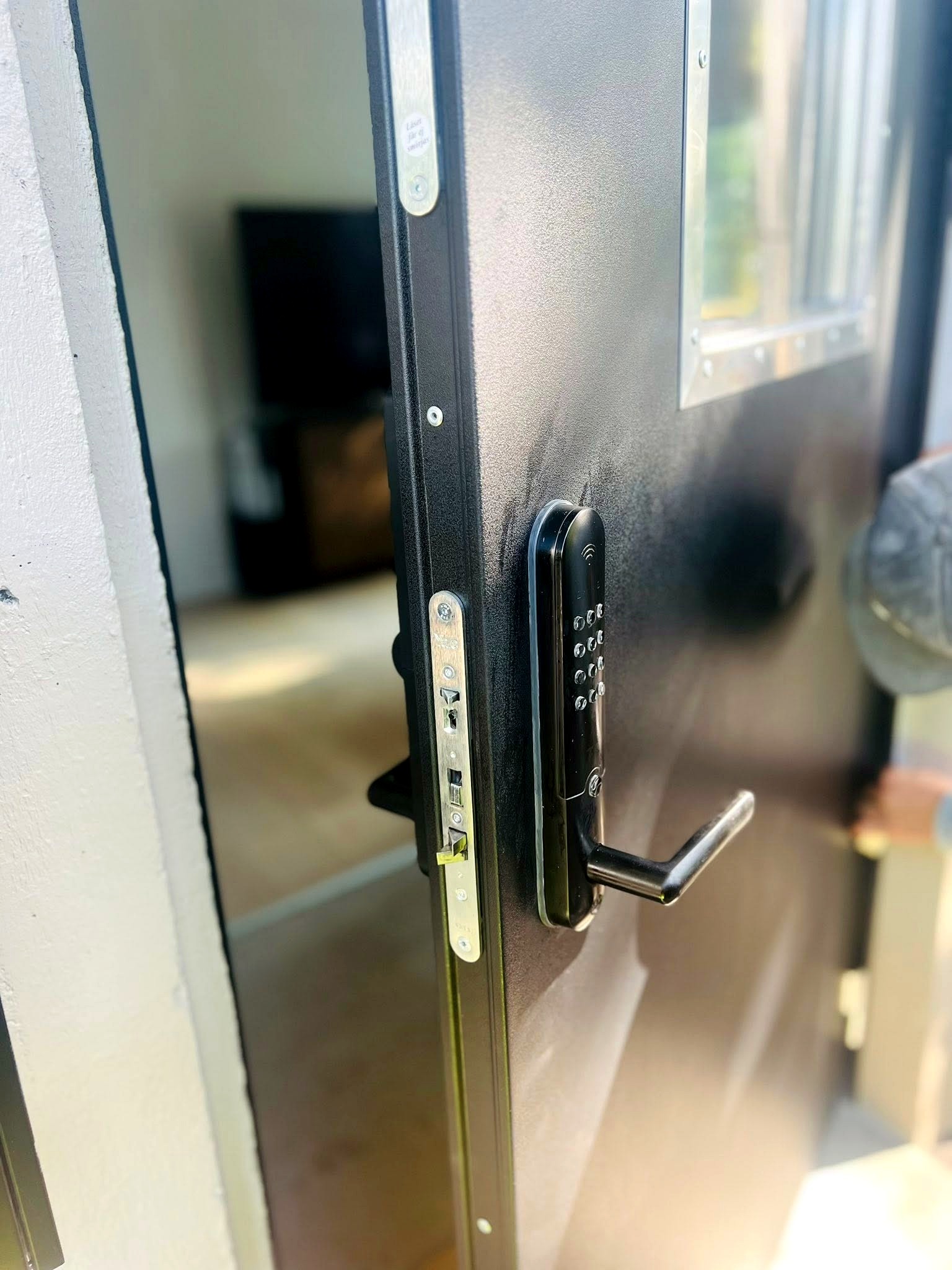 Närbild av kodlås och låshus på säkerhetsdörr
