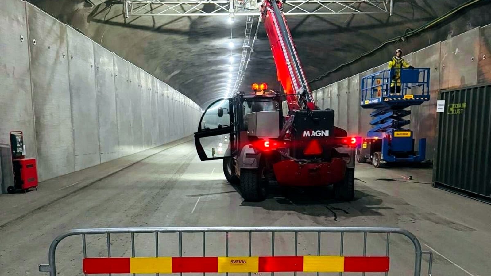 Teleskoptruck och saxlift vid montage i tunnel